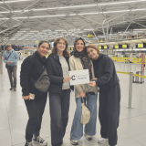 Eine Gruppe Pflegefachkräfte bei der Ankunft am Flughafen Köln