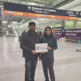 Maria und Junk G. bei ihrer Ankunft am Flughafen Köln