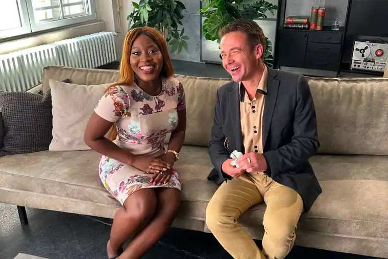 Elsa Kuitchoua im Gespräch auf dem Sofa beim Drehtag zum Format Match gesucht