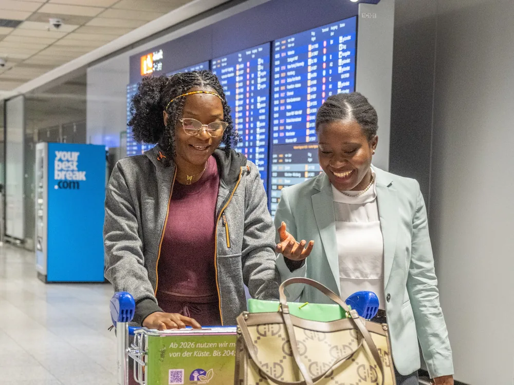 Ankunft am Flughafen: Betreuerin empfängt eine neue Kollegin